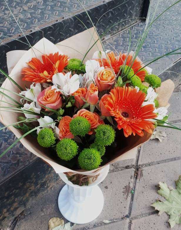 Букет цветов из: Герберы, Хризантемы, Альстромерии и Розы в Новый Быт
