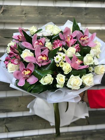 Букет цветов из: Розы и Хризантемы в Новый Быт