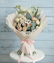 Букет цветов из:  Розы и Лизиантусы в Новый Быт