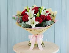 Букет цветов из:  Лилии и Розы в Новый Быт