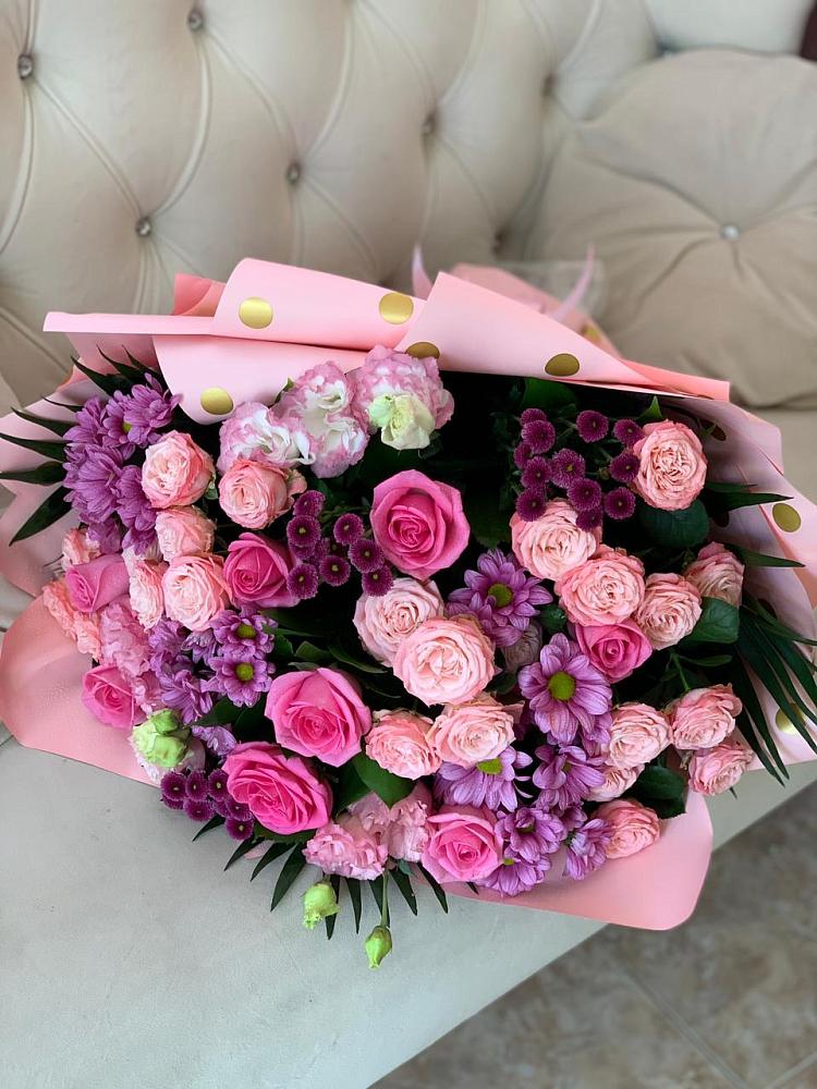 Букет цветов из: Хризантемы, Розы и Лизиантусы в Новый Быт