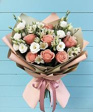 Букет цветов из:  Розы, Альстромерии и Лизиантусы в Новый Быт