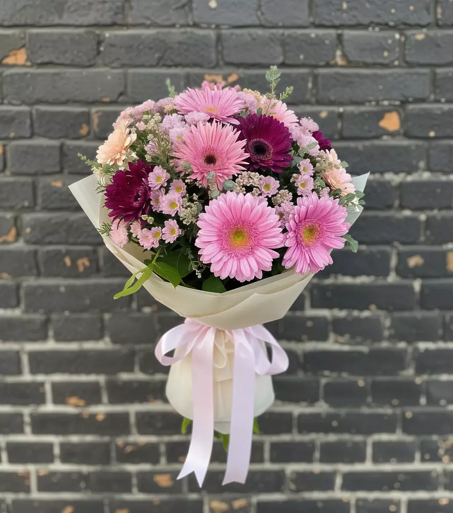 Букет цветов из: Герберы и Хризантемы в Новый Быт