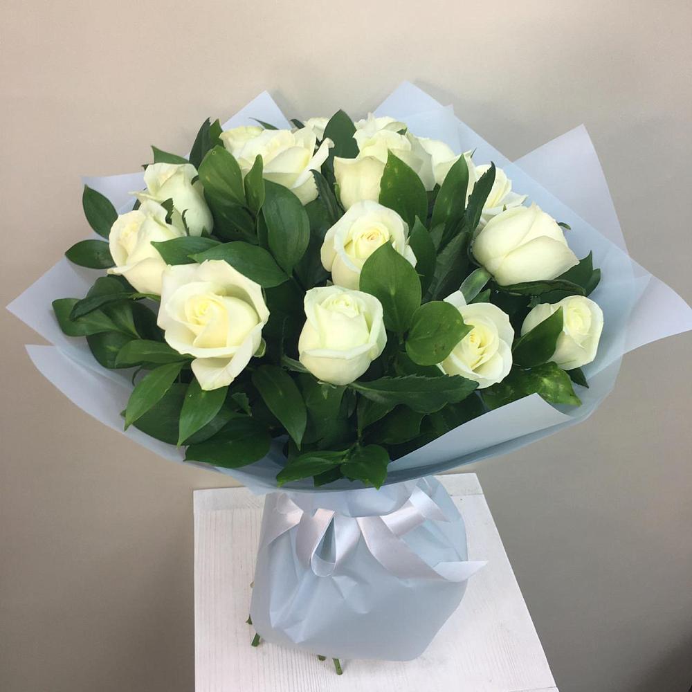 Букет 15 Белых роз Проуд в Новый Быт