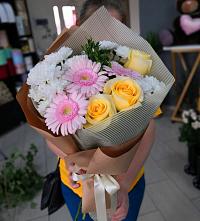 Букет цветов из:  Герберы, Розы и Хризантемы в Новый Быт