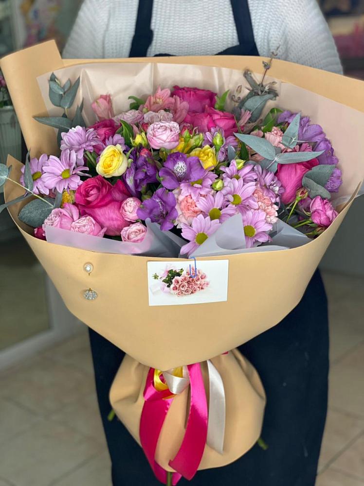 Букет цветов из: Хризантемы, Гвоздики и Альстромерии в Новый Быт