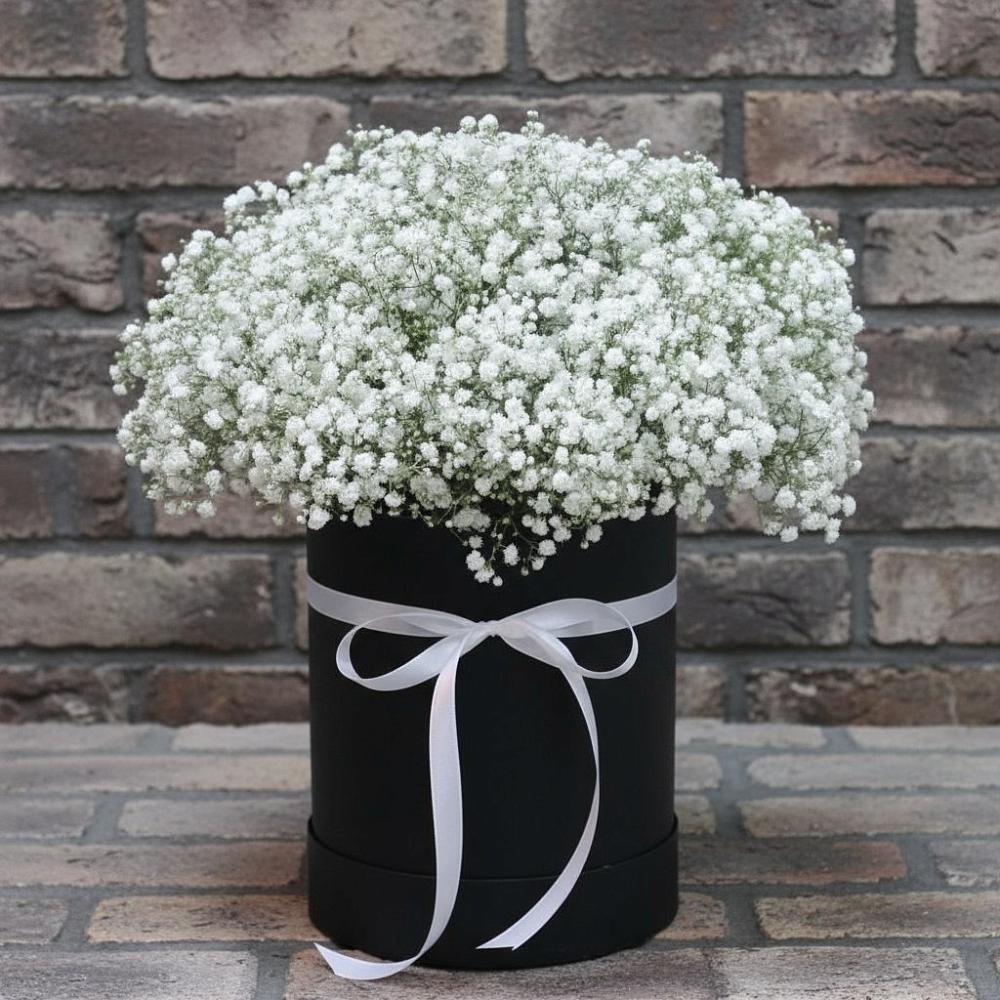 Цветочная композиция из Гипсофила в шляпной коробке в Новый Быт