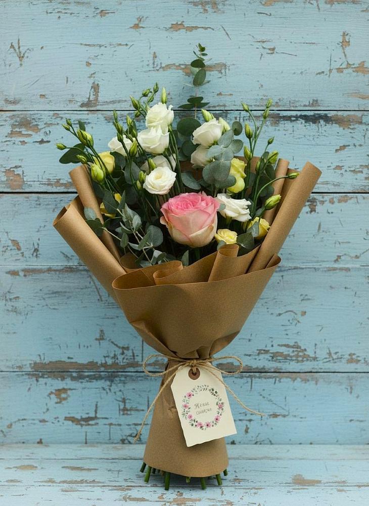 Букет цветов из: Розы и Лизиантусы в Новый Быт