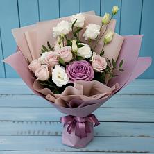 Букет цветов из:  Розы и Лизиантусы в Новый Быт