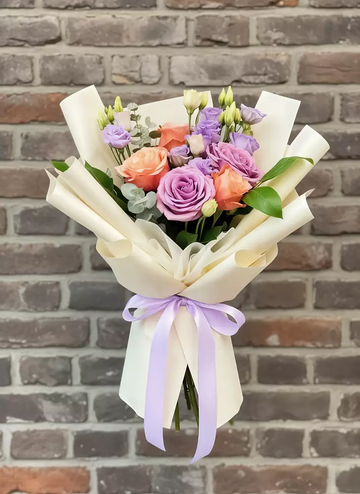 Букет цветов из: Лизиантусы и Розы в Новый Быт