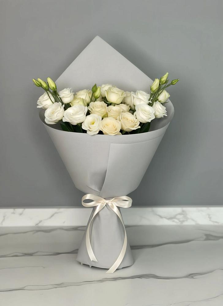 Букет цветов из: Розы и Лизиантусы в Новый Быт