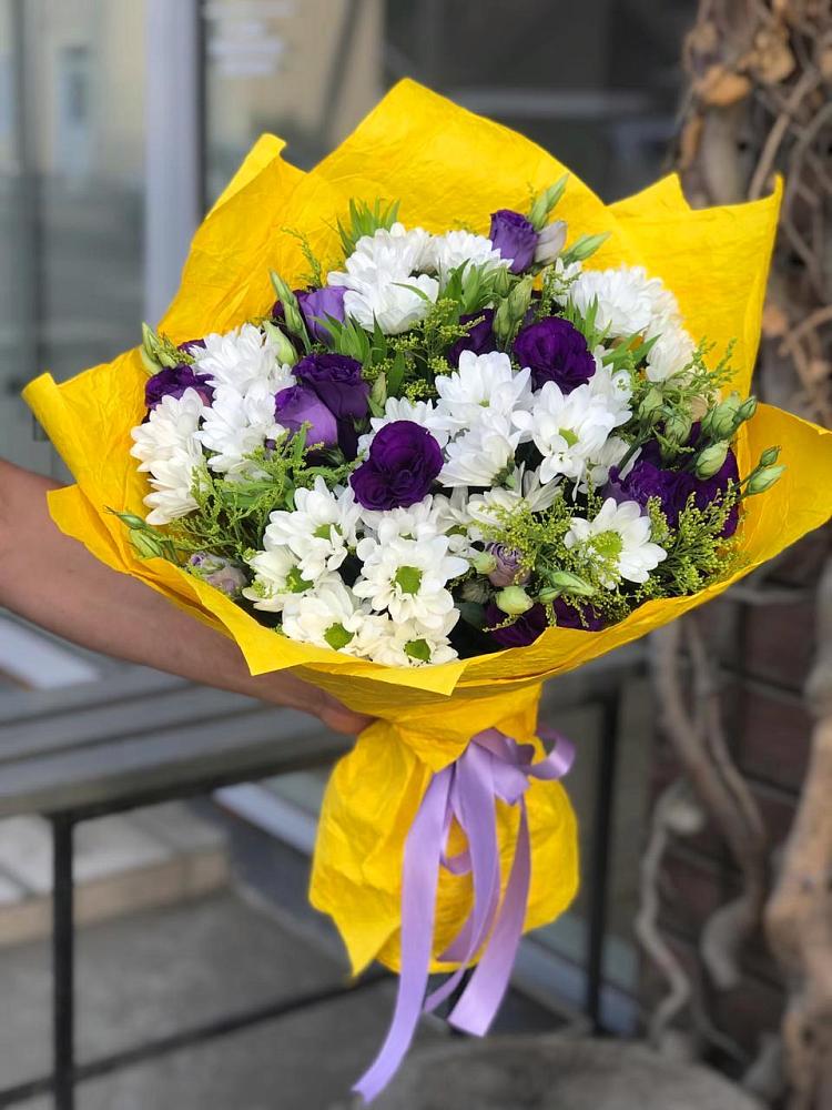 Букет цветов из: Ирисы, Хризантемы и Ромашки в Новый Быт