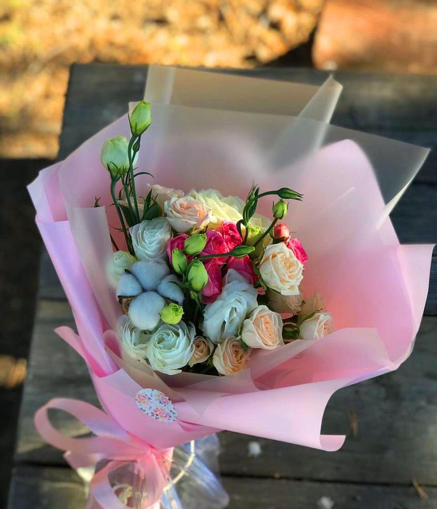 Букет цветов из: Розы и Лизиантусы в Новый Быт