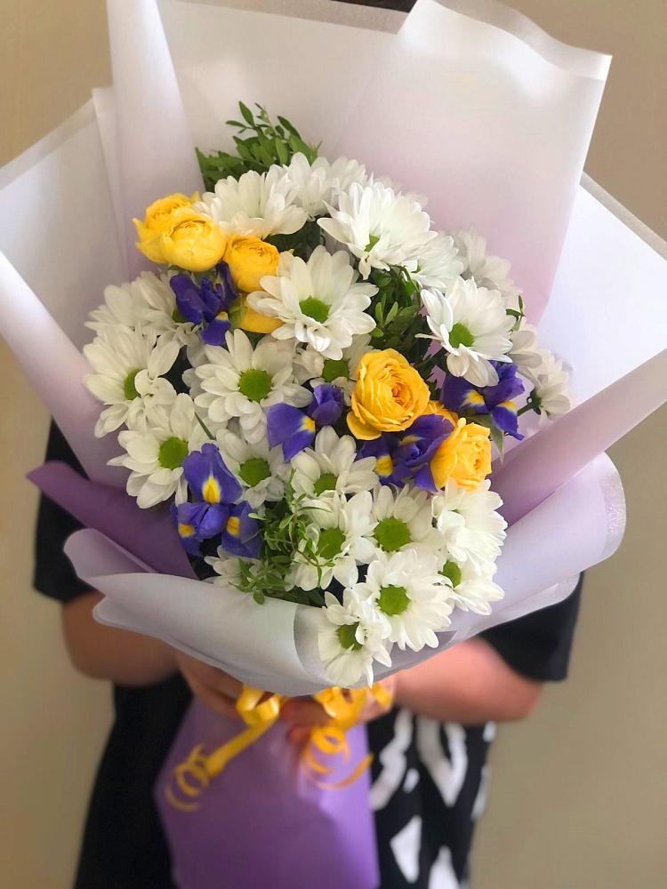 Букет цветов из: Ирисы, Хризантемы и Розы в Новый Быт