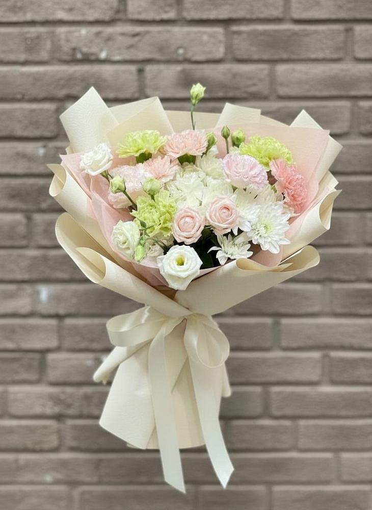 Букет цветов из: Гвоздики, Розы, Лизиантусы и Хризантемы в Новый Быт