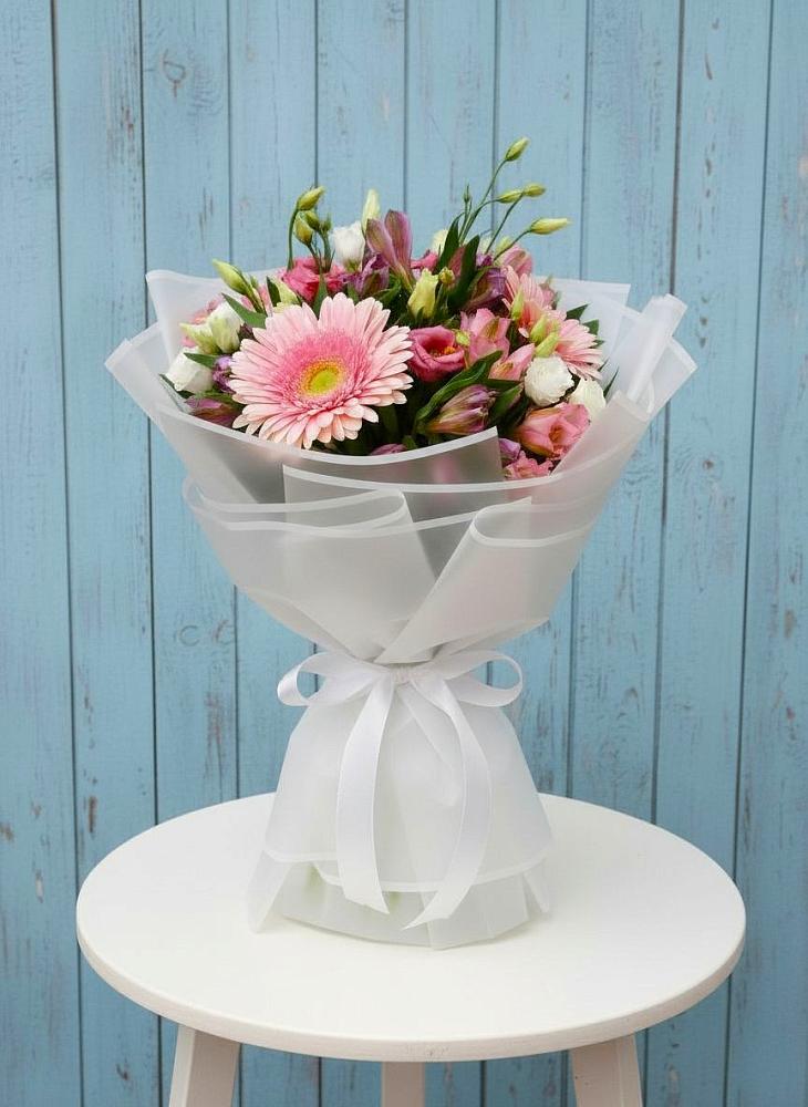 Букет цветов из: Герберы, Альстромерии и Лизиантусы в Новый Быт