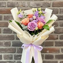 Букет цветов из:  Лизиантусы и Розы в Новый Быт