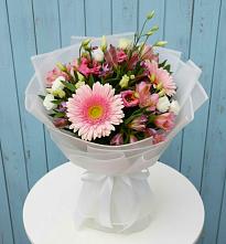 Букет цветов из:  Герберы, Альстромерии и Лизиантусы в Новый Быт