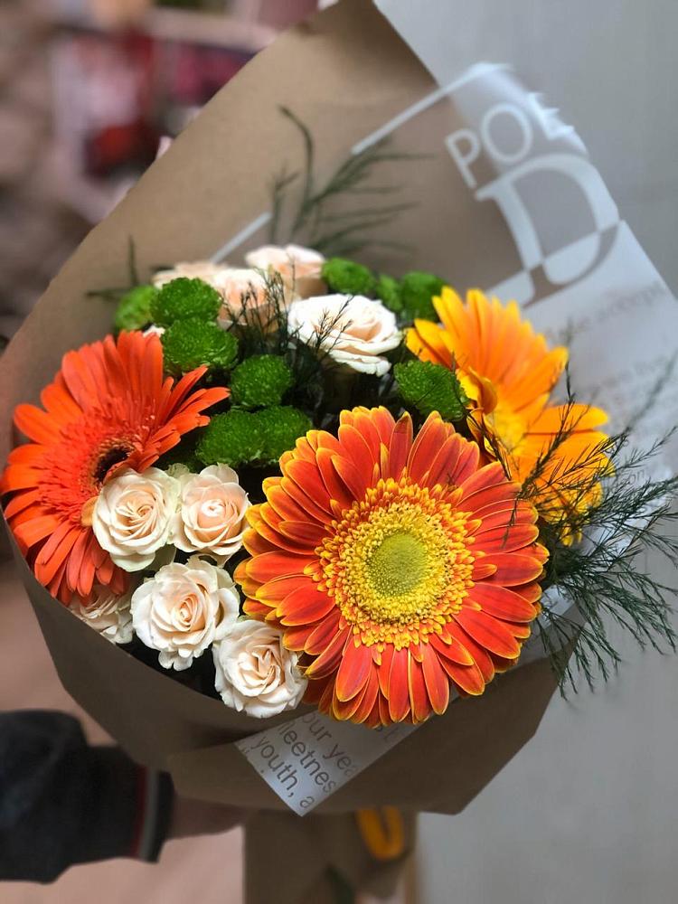 Букет цветов из: Герберы, Хризантемы и Розы в Новый Быт