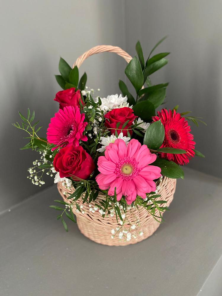Цветочная композиция из Розы, Хризантемы и Герберы в корзине в Новый Быт