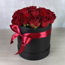 Цветочная композиция из Розы в шляпной коробке в Новый Быт
