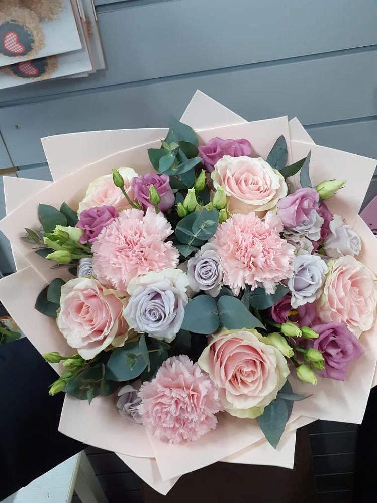 Букет цветов из: Розы, Гвоздики и Лизиантусы в Новый Быт