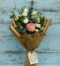 Букет цветов из:  Розы и Лизиантусы в Новый Быт