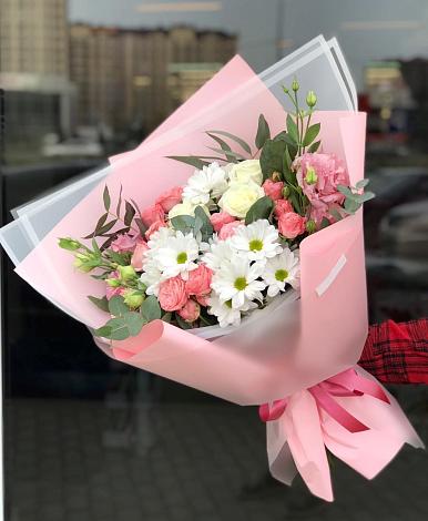 Букет цветов из: Розы, Лизиантусы и Хризантемы в Новый Быт