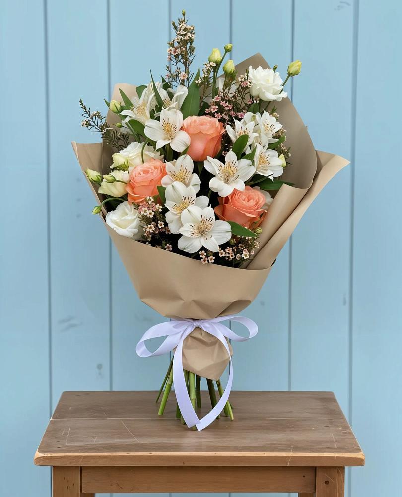 Букет цветов из: Альстромерии, Лизиантусы, Розы и Хризантемы в Новый Быт