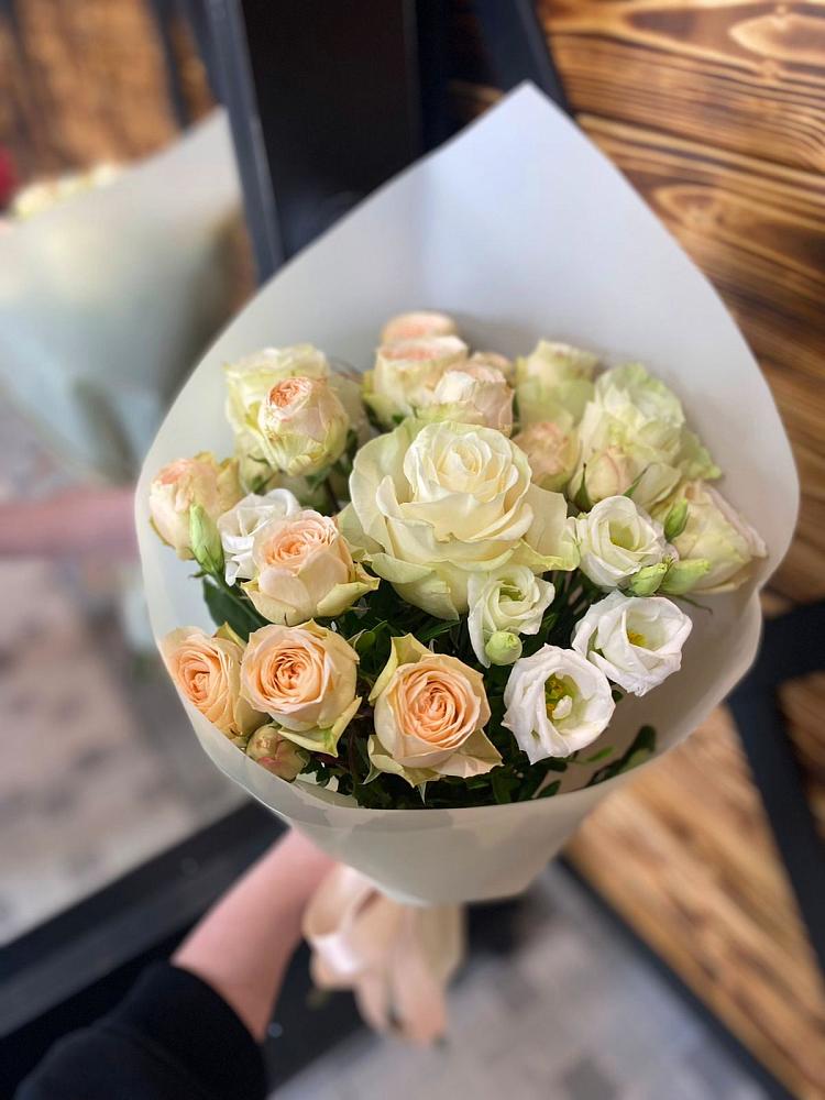 Букет цветов из: Розы и Лизиантусы в Новый Быт