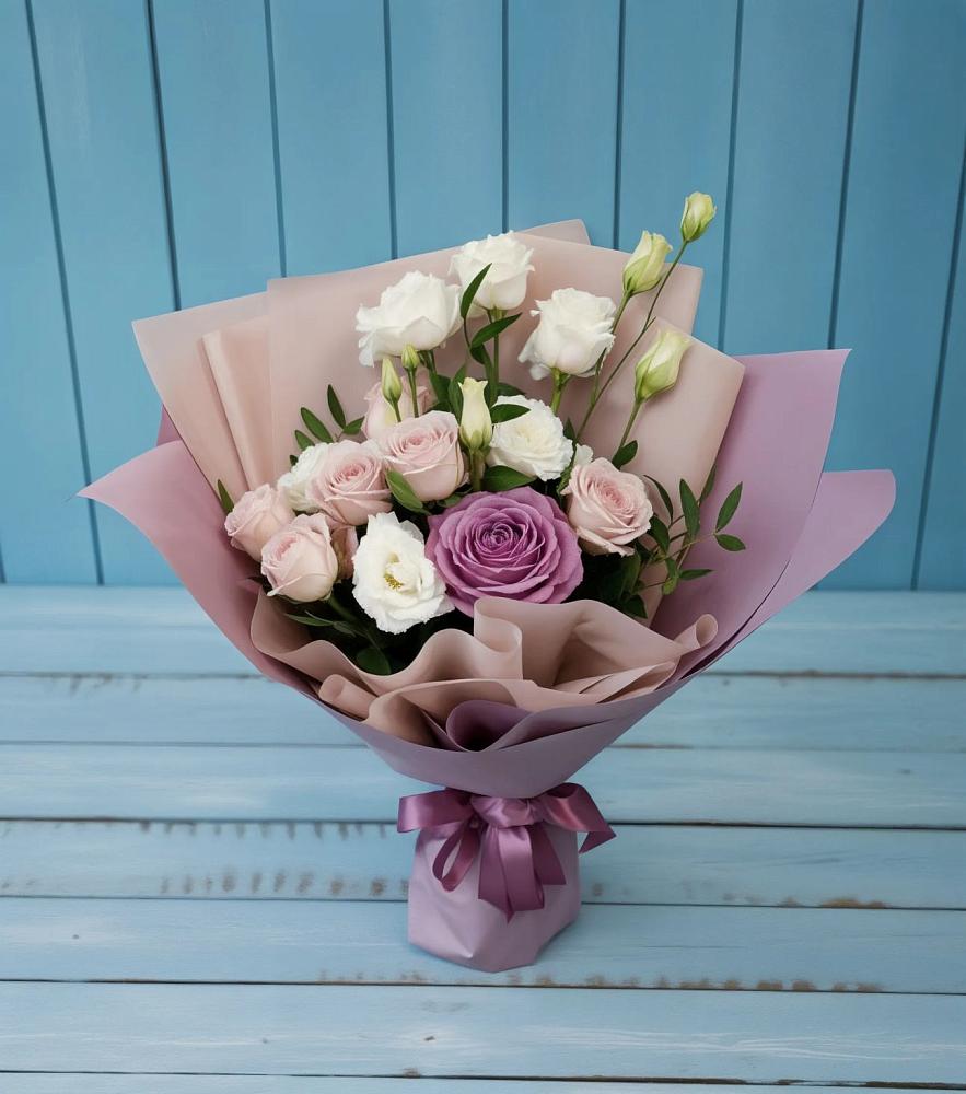 Букет цветов из: Розы и Лизиантусы в Новый Быт